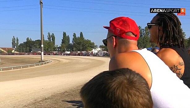 Аарон Гордон навестил Николу Йокича в Сербии. Вместе они понаблюдали за лошадиными бегами