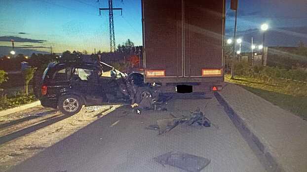 В Новосибирске пассажирка Toyota RAV4 погибла в ночном ДТП с фурой