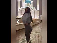 В Казани девушка выложила видео, где она в лосинах стоит на фоне мечети. В соцсети предложили возбудить против нее дело