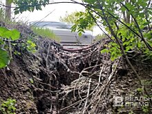 Единственную дорогу на Дербышки может смыть дождем — вместе с машинами и автобусами