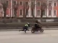 Российский полицейский руками остановил мотоциклиста-правонарушителя и попал на видео