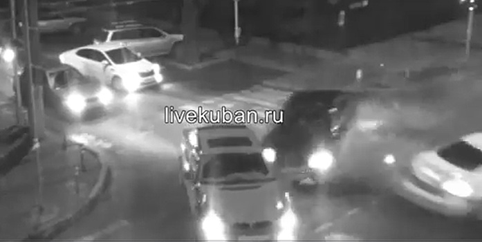 Лихач протаранил две иномарки в центре Краснодара