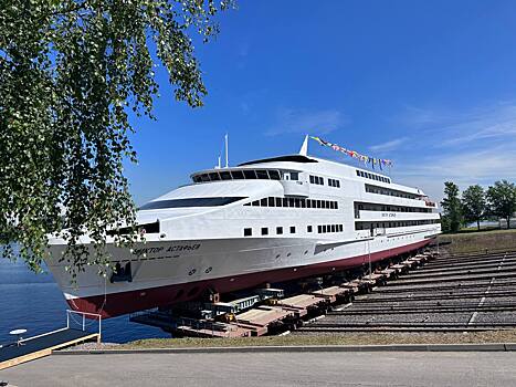 Новый пассажирский теплоход «Виктор Астафьев» спустили на воду в Санкт-Петербурге