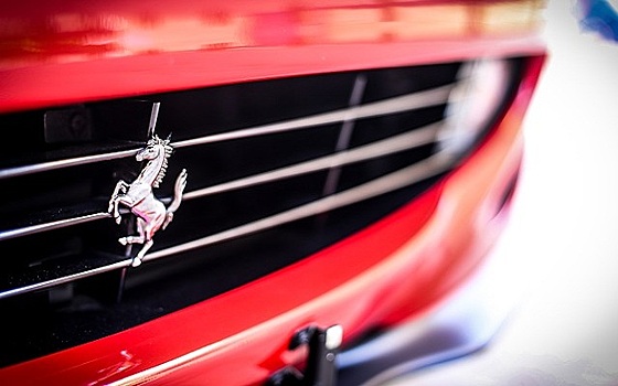 По Австрии ездит копия Ferrari Enzo на педальном ходу (видео)