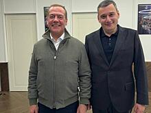 Дмитрий Медведев сел за руль автомобиля и проехал по улицам Курска