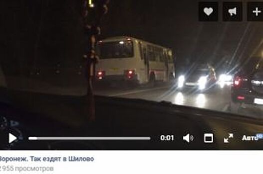 На видео попало, как маршрутный ПАЗ объезжает пробку по встречке в Воронеже