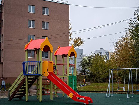 В Курске за средства от платных парковок поставили детскую площадку