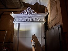 «Гэнгъ» очистили витражи и печь в парадной дома Степнова. Посмотрите, какими они стали!