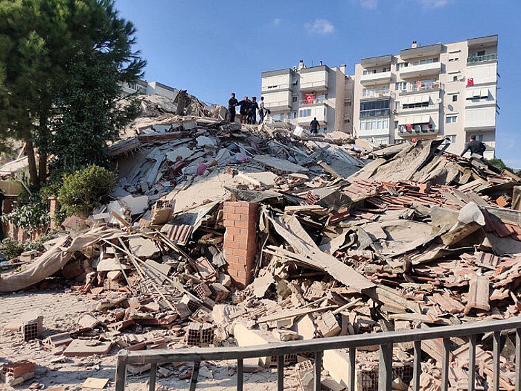 В конце октября в Эгейском море произошло мощное землетрясение. Больше всего пострадал турецкий город Измир, где погибли 35 человек и рухнули десятки жилых домов.