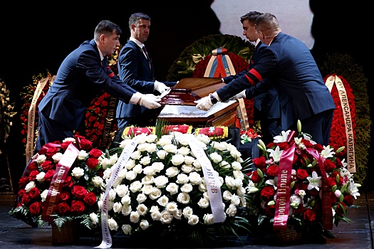 Могила ирины мирошниченко на троекуровском кладбище фото