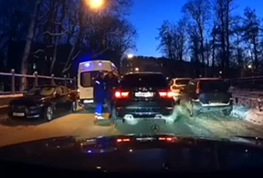 В Балтийске водитель BMW пожал руку водителю скорой, снесшей ему стекло