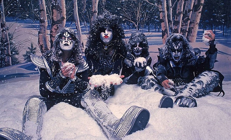 Группа KISS во время одной из самых известных фотосессий в истории рок-н-ролла, 1977 год.
