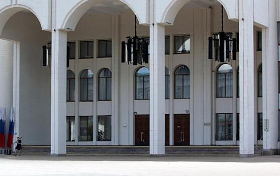 Губернатор Курской области раскритиковал продажу билетов на «Ревизора»: очередь у драмтеатра и одна касса