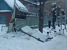 Тепловоз, обрушивший бетонный забор, который упал на омичек, не принадлежит РЖД (Обновлено)