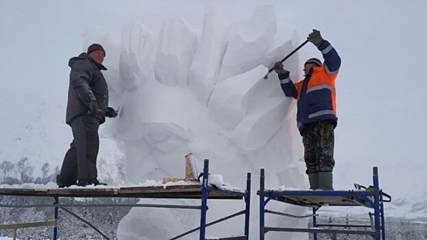 Вологжане создали изо льда и снега скульптуру солиста группы «Король и шут»