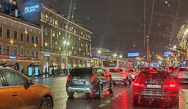 В Санкт-Петербурге до конца января введены новые ограничения для жителей и туристов 