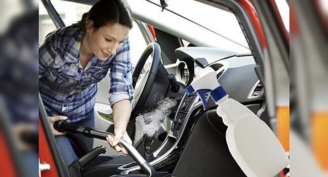 Средства для мытья окон и унитазов можно использовать для очистки салона авто