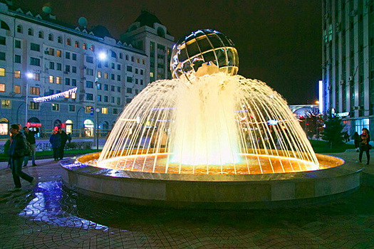 Романтика летних вечеров: в Новосибирске включили подсветку фонтанов