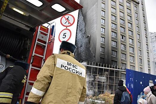Дым от пожара на элитной стройке окутал центр Екатеринбурга