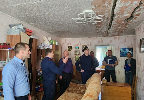 Замруководителя СУ СК по Приморью пообщался с жильцами опасного дома