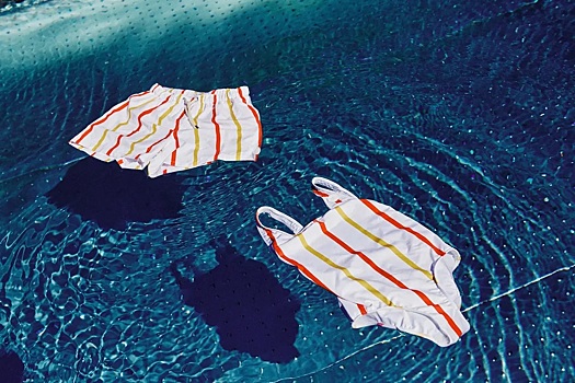 Макдоналдс представил коллекцию купальников из переработанных трубочек