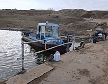 В Астраханской области с парома свалился трактор