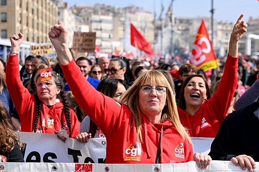 Сенат Франции проголосовал за повышение пенсионного возраста, несмотря на протесты