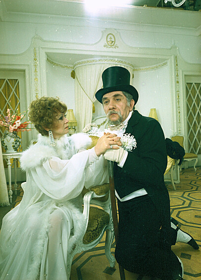 Людмила Гурченко и Армен Джигарханян в фильме «Рецепт ее молодости».  В проекте Евгения Гинзбурга «Рецепт ее молодости» Гурченко сыграла певицу, Эмилию Марти, которая никогда не стареет. В фильме было много музыкальных и хореографических номеров, которые актриса исполняла сама. Для нее были очень важны костюмы в этой картине, поэтому многие образы она переделывала непосредственно под себя вместе с костюмером. Из-за того, что боа в Советском Союзе не было, их приходилось делать самим, используя перья, которые брали на птицефабрике или прямо из подушек.