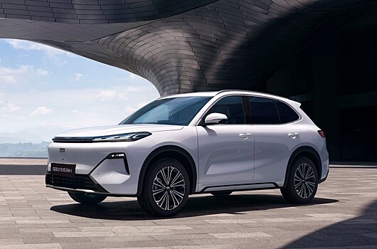 Geely раскрыла название первого подключаемого гибрида для России