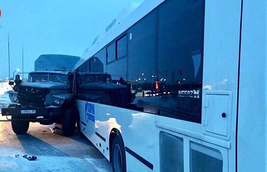 На Ямале водитель «вахтовки» спровоцировал аварию с грузовиком