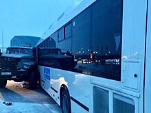 На Ямале водитель «вахтовки» спровоцировал аварию с грузовиком