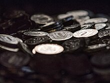 Рубль снижался к доллару и рос к евро