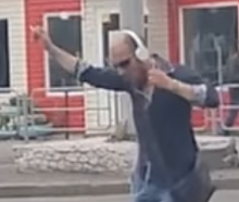 Уральский Челентано: в сети набирает популярность видео с челябинским водителем трамвая, танцующим на улице