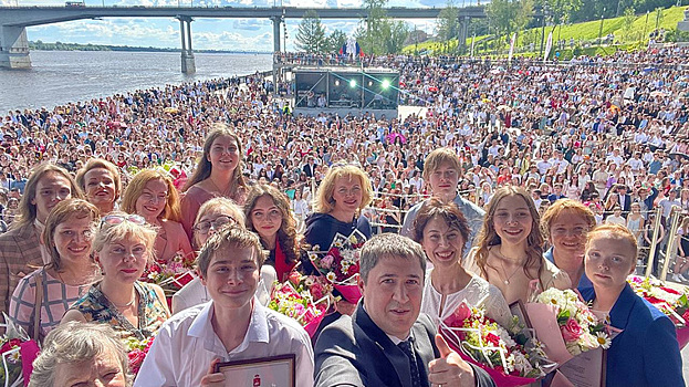 Губернатор Махонин выложил в сеть селфи с пермскими выпускниками