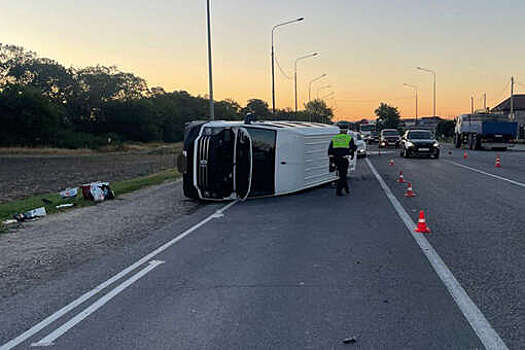 МВД: микроавтобус с 19 пассажирами перевернулся на трассе под Анапой