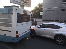 Из-за дорожной аварии парализовано движение в центре города