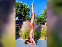 Изабель Гулар продемонстрировала стойку на голове во время отпуска в Греции