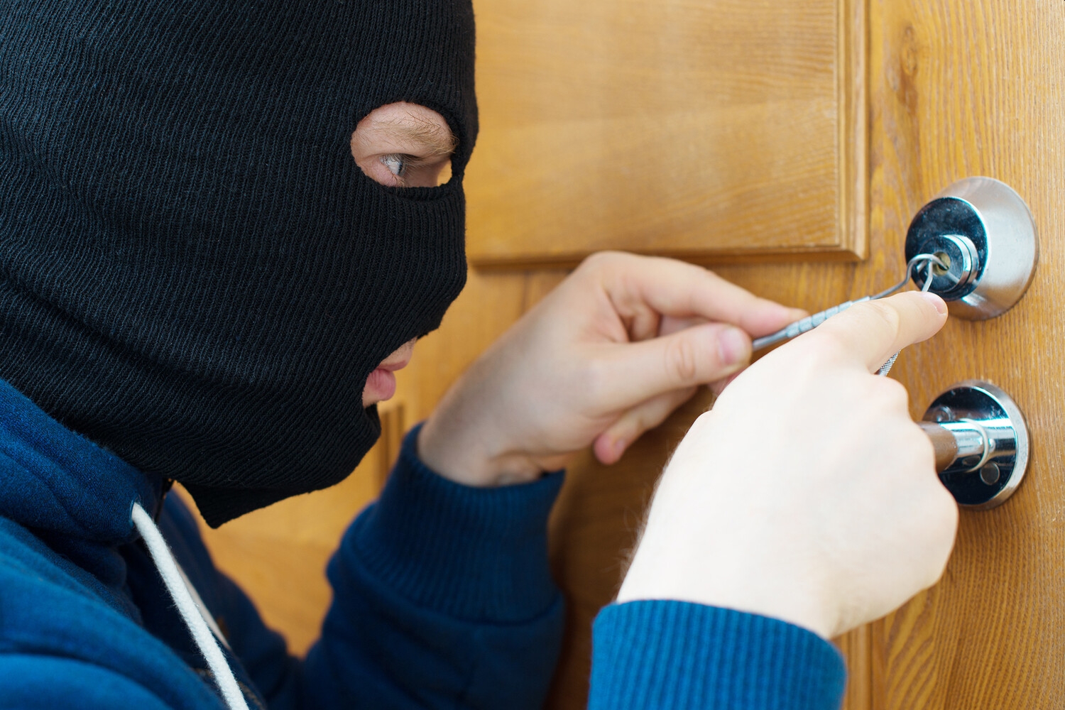 Четверо грабителей украли из подмосковного ПВЗ товары на миллион рублей