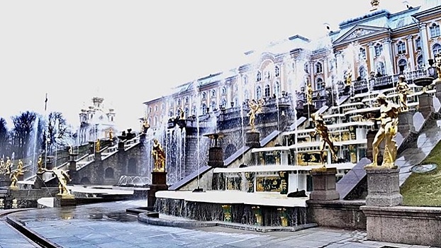 В Петергофе заработали фонтаны