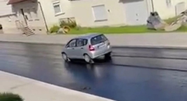Водитель Honda Fit решает прорезать колеи в свежевымощенном асфальте