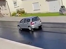 Водитель Honda Fit решает прорезать колеи в свежевымощенном асфальте