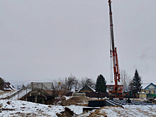 Пролеты нового моста через реку Икура монтируют в Биробиджане