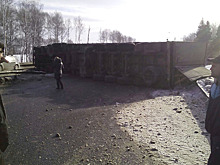 Фура упала на бок и перегородила движение