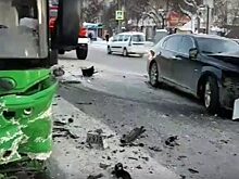 В центре Тюмени Lexus протаранил автобус: есть пострадавшие