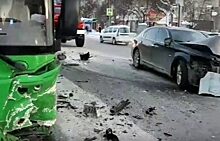 В центре Тюмени Lexus протаранил автобус: есть пострадавшие