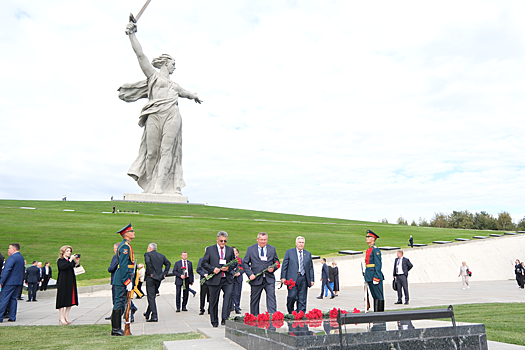 Делегация Астраханской области во главе с Игорем Мартыновым участвует в конференции ЮРПА