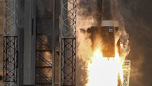 Наблюдатели старта ракеты "Союз" отметили запуск "космической едой"