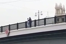 Появилось видео спасения девушки, которая собиралась спрыгнуть с моста в Москве