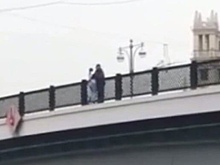 Появилось видео спасения девушки, которая собиралась спрыгнуть с моста в Москве