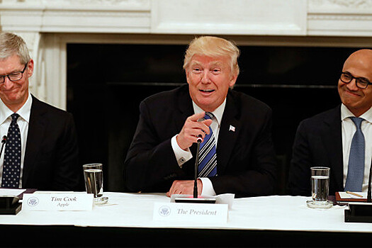 Глава Apple Тим Кук, президент США Дональд Трамп и глава Microsoft Сатья Наделла на встрече в Белом доме, 19 июня 2017 года
